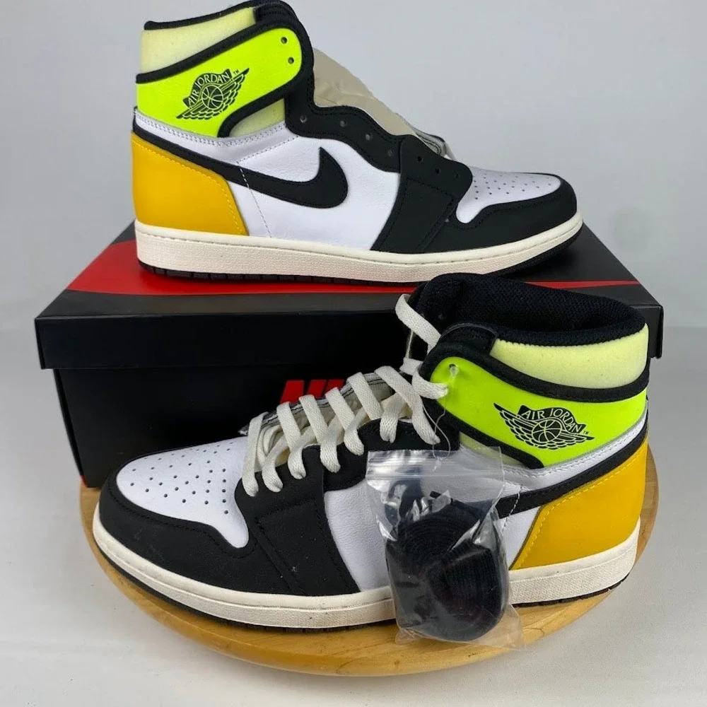 Jordan 1 Retro High OG Mens Size 10‎ Volt Gold Black White 555088-118 Sneakers